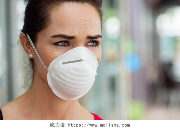 一个女人在城市戴着口罩来保护自己免遭感染或空气污染的特写镜头